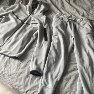 Nike tech fleece  - Använd cirka 10 gånger. 8/10 skivk. Köpt för 2500 säljer för 1000. Pris kan diskuteras 