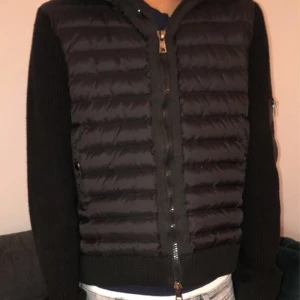 Moncler cardigan (äkta) - Säljer moncler cardigan köpte från haiendo (kvitto finns) säljer pga av att jag lite tröttnat på den, bara att skriva om det är något😁🤝
