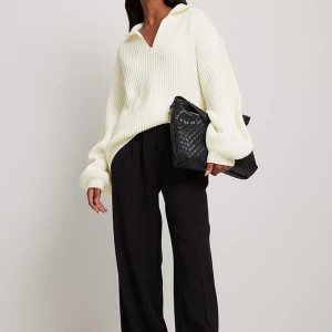 Zip up tröja - Stickad tröja med dragkedja från nakd😍 helt slut på hemsidan! Strl xs men sitter väldigt oversize ⭐️tröjan har tecken på användning, skriv privat för fler bilder!