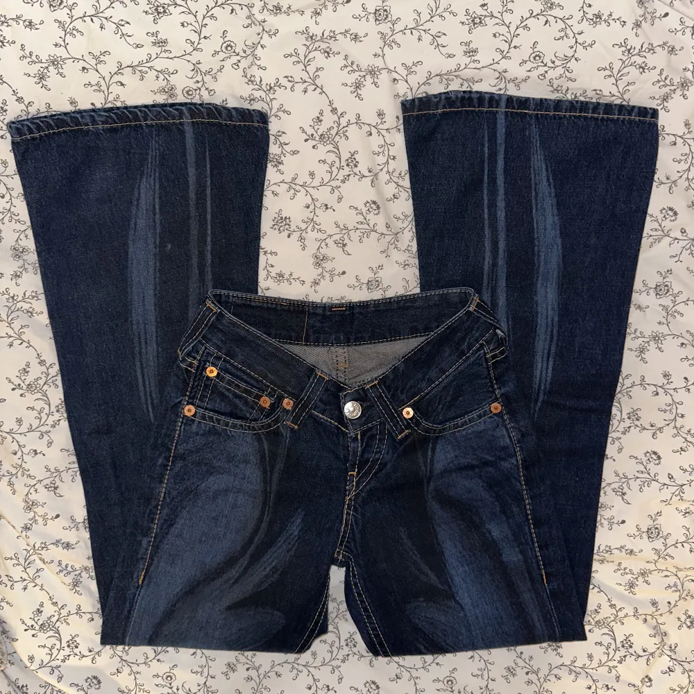 Lågmidjade boocut/flare Levis jeans med väldigt unikt mönster från 2000s så finns inte köpa längre och svåra få tag i, bara använda 2 gånger så nyskick, har tagit av men har kvar lapparna, storlek W27/L32, passar lite tajtare på mig som har storlek 34/XS. Jeans & Byxor.