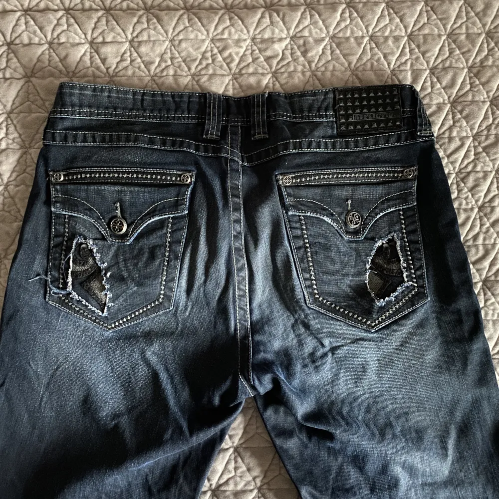 Feta afflection jeans köpta från secondhand som inte kommer till användning längre. Rätt så stor vid midjan, som man kan se på bilden (jag är M typ). Skriv gärna vid frågor.💕. Jeans & Byxor.