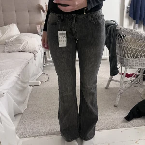 Jeans - Jag säljer nu mina nya brandy Melville jeans som inte kommer till användning då jag tycker dem är för små. Dem är endast testade och köpta nu i slutet på sommaren. Dem är köpta för 600 med frakt. Dem är i storlek S och är ner till hälen på mig som är 1.67