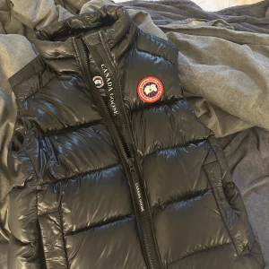 Canada Goose väst  - Storlek xs/s. Nypris 6000kr knappt använd, pris kan diskuteras 