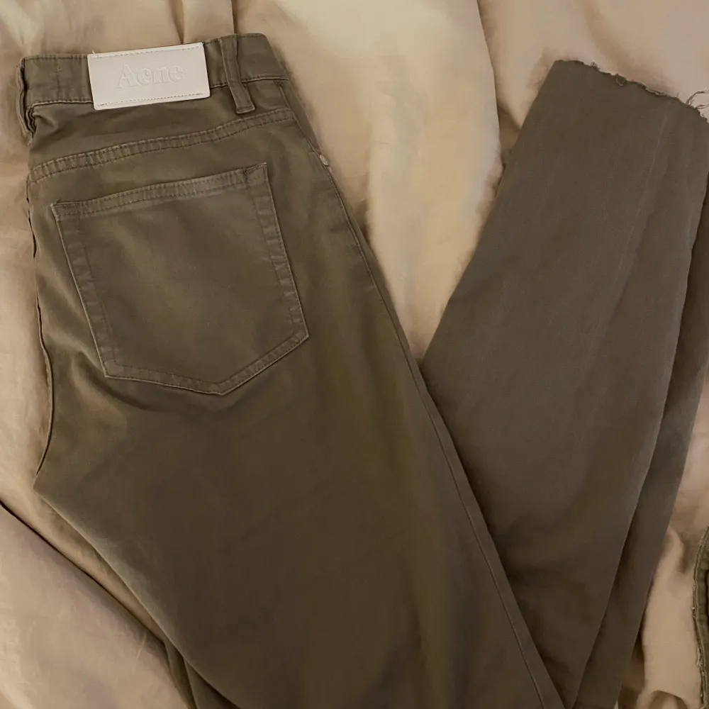 supersnygga lågmidjade acne jeans som sitter så fint på! snygg mörk beige färg lite mot militärgrön hållet🤍. Jeans & Byxor.