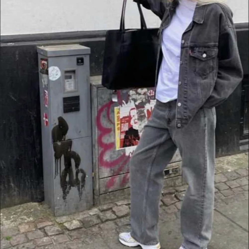 Hej! Säljer mina gråa Street jeans i mycket bra skick! Använda ett fåtal gånger. Säljer då jag bytt stil✨  Jeansen är i stl S och jag när oftast XS❤️. Jeans & Byxor.