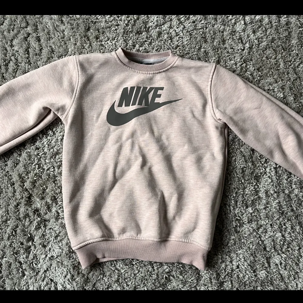 Rosa sweatshirt från Nike i storlek 164, passar XS och S🤍 . Tröjor & Koftor.