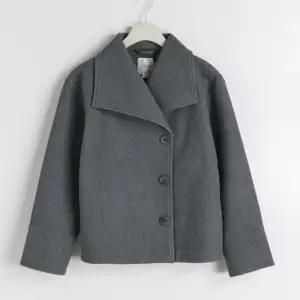 Jag söker en sån här grå jacka från Gina Tricot young, hör av er om ni säljer eller vet någon som säljer!🩷