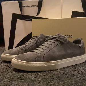 Axel Arigato skor - Tjena! Säljer nu mina svin feta Axel Arigato skor. 9,7/10 i skick köpta på NK för 2500 i somras och har inte använts så mycket. Storlek 45 men passar även 44. Påse kartong medföljer. Priset är inte hugget i sten