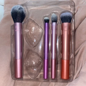 Real techniques borstar - Helt nya och oanvända borstar från RT. Används ej då jag har andra. Köparen står för frakten❤️