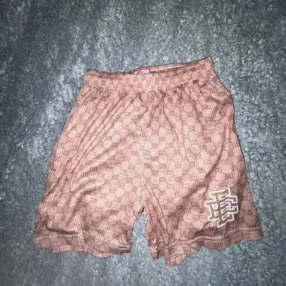 Säljer pga av att de inte passade mig, satt tajtare än vad jag trodde. Båda paren ingår i priset 📦. Shorts.