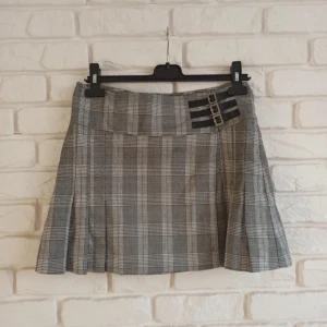 Plaid vintage kjol - Längd- 38 cm Midja- 39 cm Höfter- 48 cm