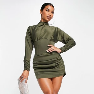 Asos draperad festklänning - Supersnygg festklänning från Asos! Bara använd 1 gång. Storlek 36. Köpt för 700kr. Säljer för 250kr<3