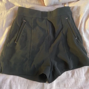 Kostymshorts - Fina kostymshorts, fint skick. Storlek 34. 