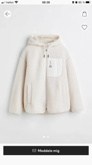 Teddyjacka från HM - Jättefin oversized teddyjacka från hm. Använd men i väldigt bra skick. Regnjacka liknande material på insidan. Och och fluffigt tjockt material på utsidan. Perfekt som vår/ höst jacka🤍