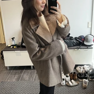 Kort kappa NAKD  - Säljer min otroligt fina kappa från NA-KD, köpt förra året och är i bra skick. Slutsåld på sidan 🥰 höstens perfekta jacka med färg och passform 🐻🧡 