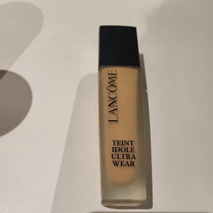 Lancome Teint Idole Ultra Wear. Färg:305N - Lancome teint idole ultra wear. Färg: 305N.  Endast testad 2ggr inte rätt färg för mig tyvärr därför väljer jag att sälja den