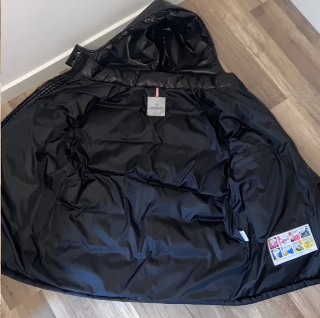 Säljer moncler jacka då den var för stor - 90