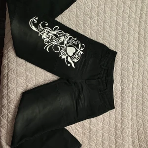 Snygga vintage jeans - Jätte sköna lowrise jeans från emmiol som inte kommer till användning längre. Har inte använt dem så jätte mycket. Har du frågor är det bara att ställa, pris går att diskutera💕