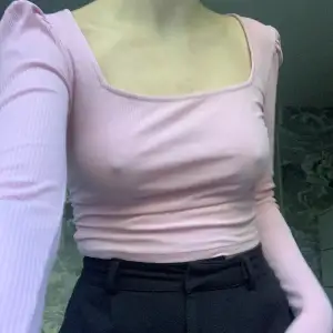 Rosa tröja med puffärmar från H&M. I storlek XS💗