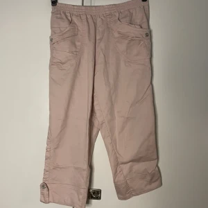Rosa byxor - Ett par rosa trekvarts byxor jag tyvärr inte gillar längre. Super söta och perfekta för sommaren och våren!
