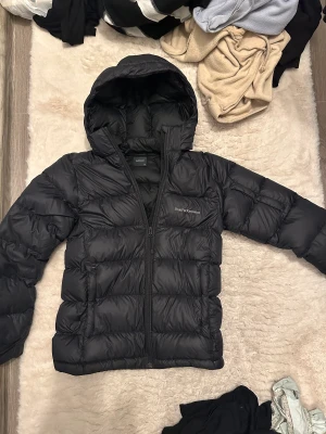 Peak jacka  - Tjock vinter jacka från peak, nypris 1900kr , inga skador eller skavanker 