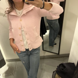 Stickad kofta  - Super söt stickad kofta! Om annonsen inte är markerad som såld så finns den kvar😸