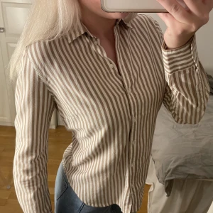 Skjorta - Din skjorta som är använd 1 gång. Sitter fint på och har normal passform!