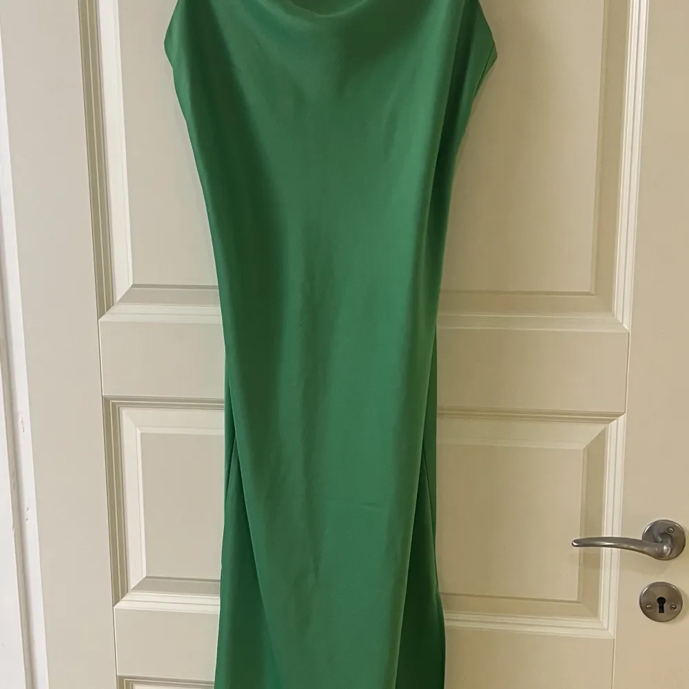 Super fin grön klänning från Gina tricot! Bara använd en gång . Klänningar.