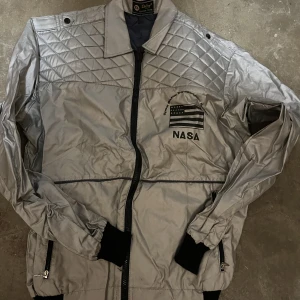 Nasa Jacka  - En supercool silvrig Nasa jacka. Storlek small. Bra skick 