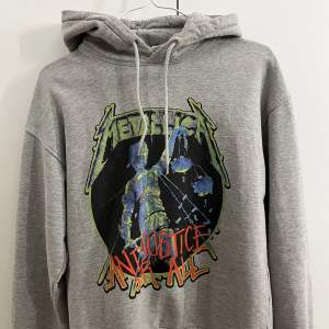 Grå hoddie från carlings. Sällan använd och är i nyskick. Nypris 700kr🤎