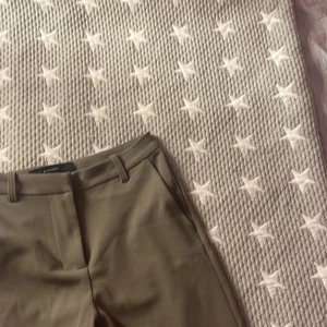 Kostymbyxor - Hej säljer mina sprillans nya kostymbyxor dom är aldrig använda.. då lappen åkte av så kan inte lämna tillbaka dom.. De är i st xs men dom passar även S⭐️