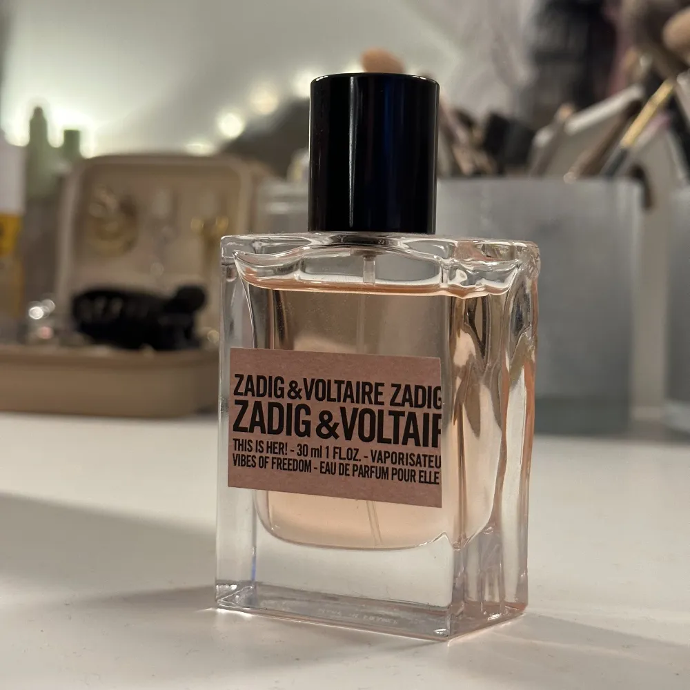 Säljer denna Zadig & Voltaire parfym. Väldigt lite använd. Nypris 950kr, 50 ML🩷. Övrigt.