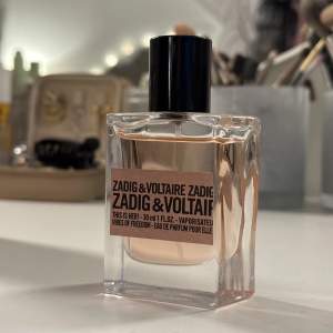 Säljer denna Zadig & Voltaire parfym. Väldigt lite använd. Nypris 950kr, 50 ML🩷