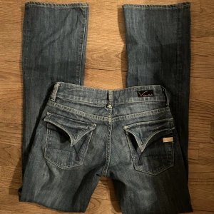 Lågmidjade jeans  - Lågmidjade bootcut jeans. Knapparna på fickorna är av men går lätt att fixa om man vill! Midjemått 36 cm, innerbenslängd 80cm ❤️‍🔥❤️‍🔥