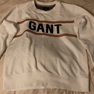 Gant sweatshirt  - En super söt gant tröja.  Använd ett par gånger. Finns en fläck på axeln som tyvär inte går bort 💗