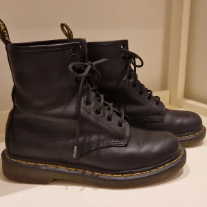 Dr Martens 38 - Jättefina Dr Martens i storlek 38. Köpte dem förra året & hade dem hela hösten+vintern, men nu har jag köpt en annan modell & säljer därför dessa! Lite smått skavda längst fram i lädret (syns på sista bilden) men i superskick i övrigt.