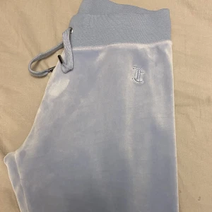 Juicy couture byxor - Helt nya juicy couture byxor, använda en gång, men dom e för långa därför säljer jag dom!