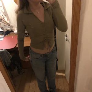 Gina tricot t shirt  - Hej! Jag säljer min gamla långärmade t shirt från Gina tricot. Skriv för mer bilder!