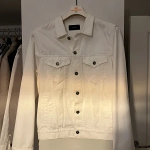 Neuw jeansjacka  - Hej säljer nu min jeansjacka från NEUW helt ny inte använt den nån gång  skick 10/10  Ny pris va på 1500kr  Hör gärna av er vid frågor 