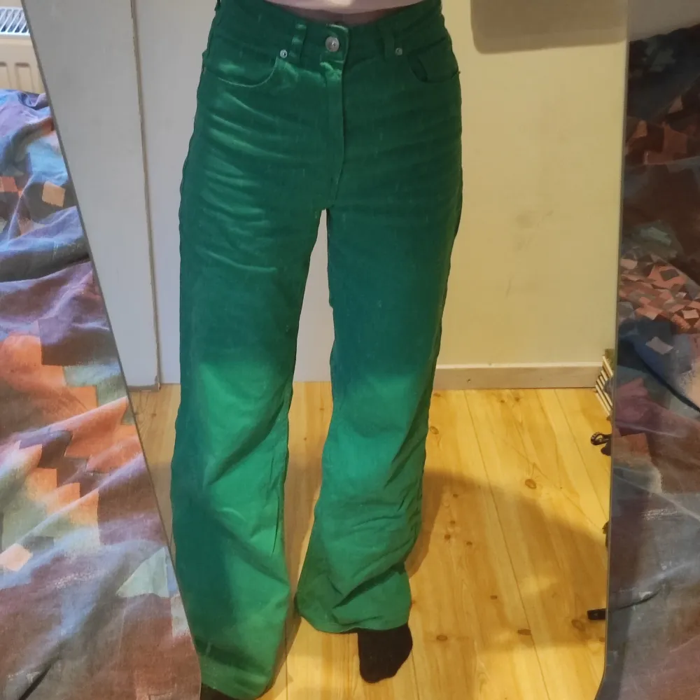Super snygga gröna jeans som jag köpt från H&M för något år sedan i strl 36 💚. Jeans & Byxor.