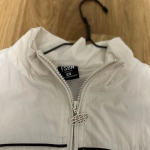 Tracksuit jacka  - Tvär snygg track jacka. Aldrig använd. Priset går att diskutera