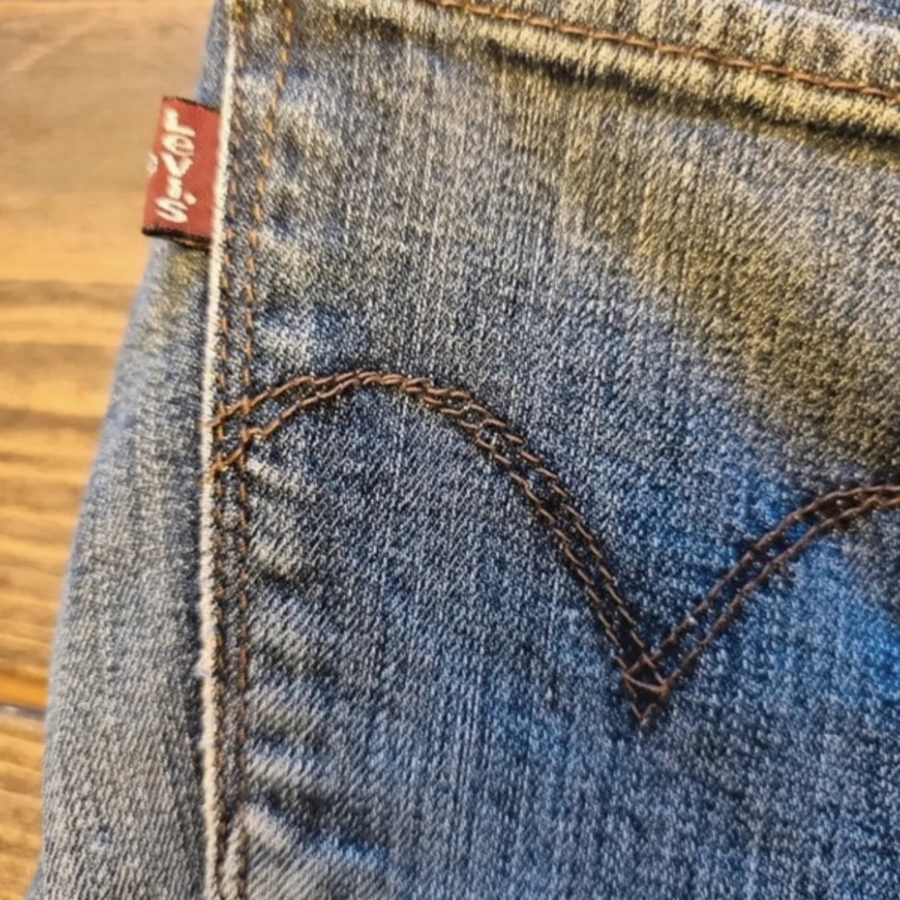 Levi’s jeans som jag köpte second hand men tyvärr inte passade på :/. Jeans & Byxor.