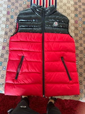 Moncler väst - Ny, använd två eller tre gånger