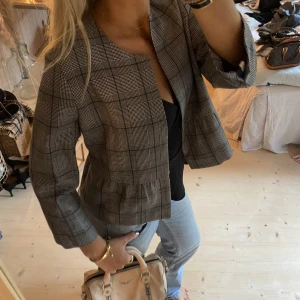 Kofta / kappa - JÄTTE snygg och även jätte bra kvlitet! Kan andvändas som kofta och kappa💘💘