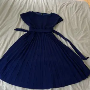 Jag säljer den marinblå klänning från SHEIN för 160 sek . Storlek är L .