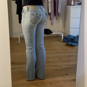 Vintage jeans - Säljer de här skitsnygga vintage jeansen i bootcut som är köpta på vintagebutiken Wasteland💗de passar mig superbra som är 162💕de är lite slitna mellan benen och saknar en knapp💗innerbenslängd 79 och midjemått ca 76. skriv om ni har frågor💗