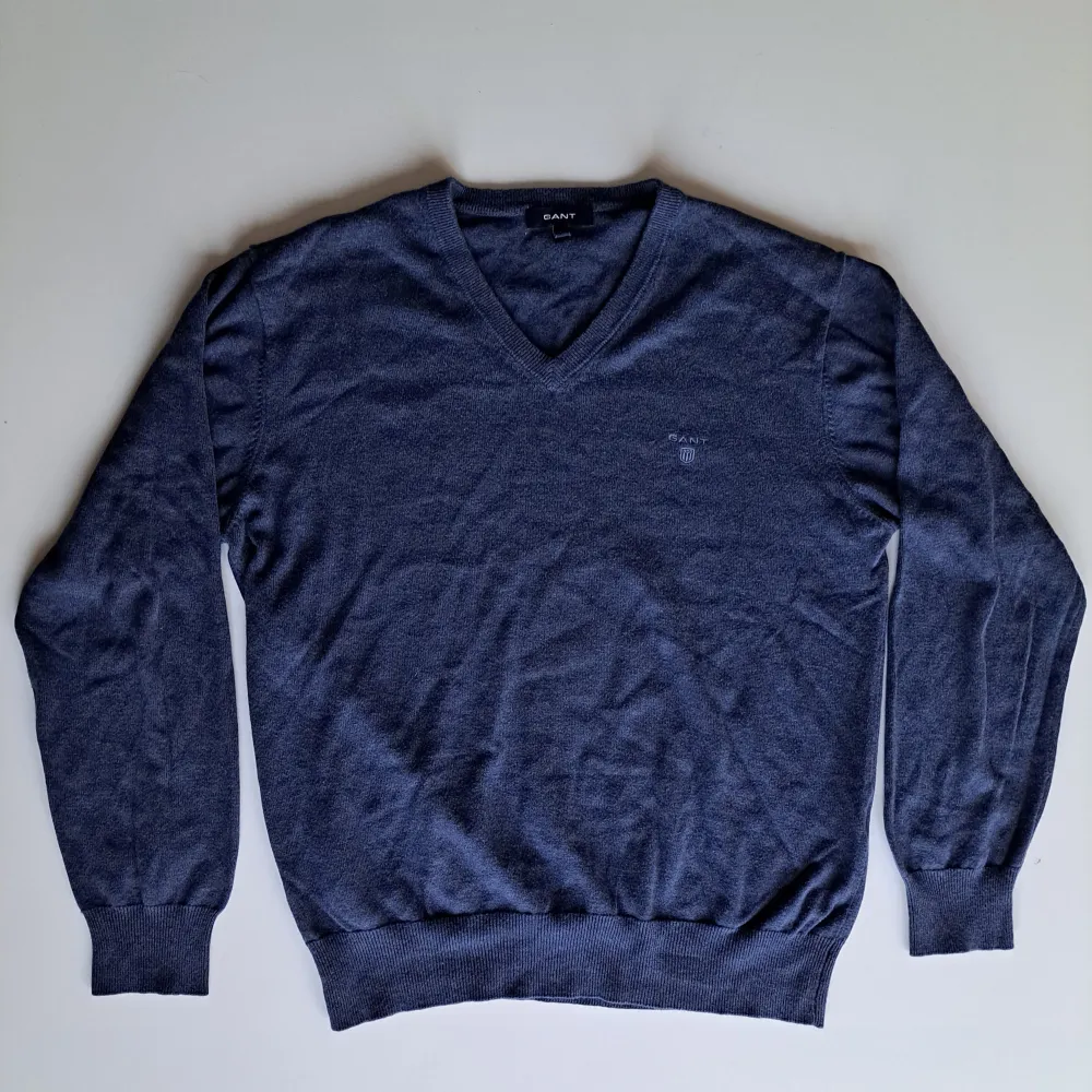 Marinblå pullover ifrån Gant |Storlek L men passar M | 100% bomull | Inga defekter | Säljer för 199kr men kan diskutera priset!. Tröjor & Koftor.