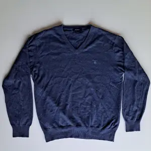 Marinblå pullover ifrån Gant |Storlek L men passar M | 100% bomull | Inga defekter | Säljer för 199kr men kan diskutera priset!