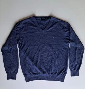Marinblå pullover ifrån Gant |Storlek L men passar M | 100% bomull | Inga defekter | Säljer för 199kr men kan diskutera priset!