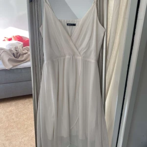 Vit klänning  - Köpt från Gina, passar M/L/Xl då klänningen är o stretch material 🤍org pris 450kr